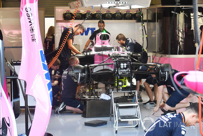 Force India VJM11 en el garaje
