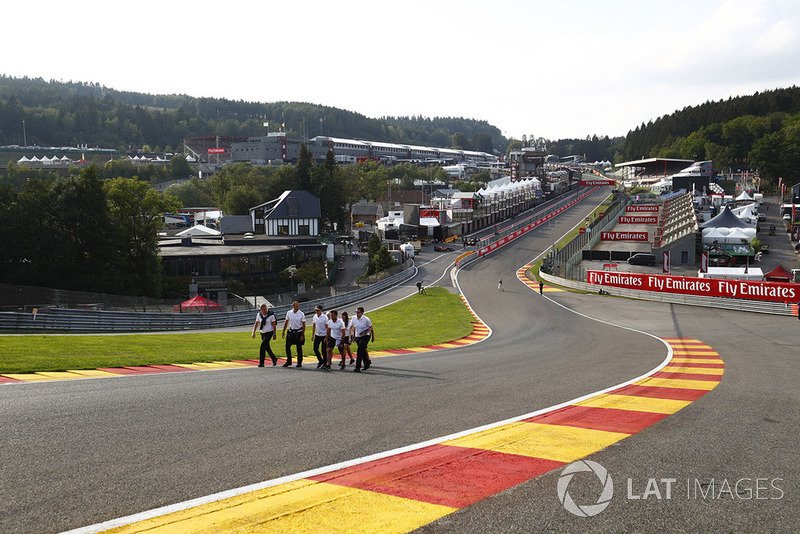 Stoffel Vandoorne, McLaren, parcourt la piste à pieds