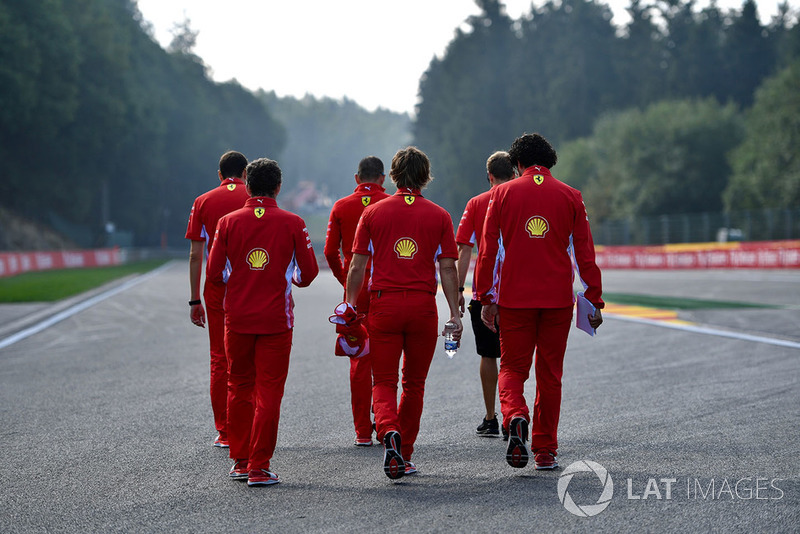 Sebastian Vettel, Ferrari, cammina lungo il circuito