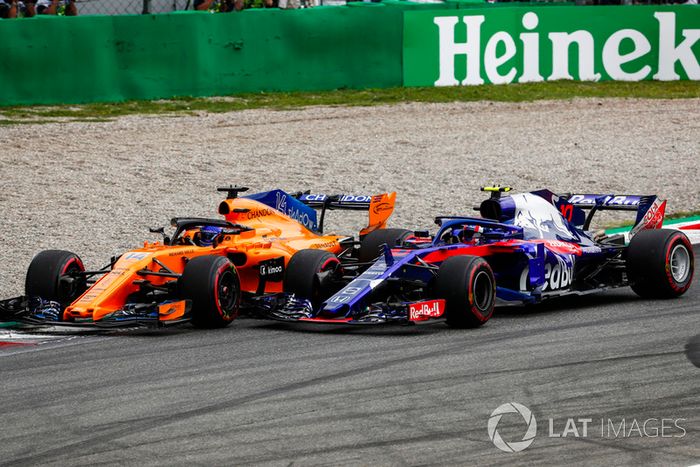 Fernando Alonso, McLaren MCL33, y Pierre Gasly, Toro Rosso STR13, batallan rueda a rueda