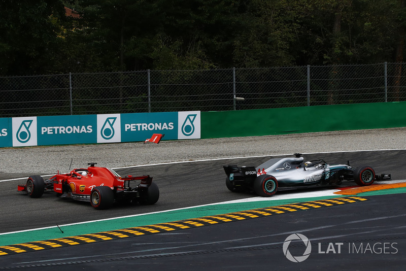 Sebastian Vettel, Ferrari SF71H en dirección contraria tras tocarse con Lewis Hamilton, Mercedes AMG F1 W09