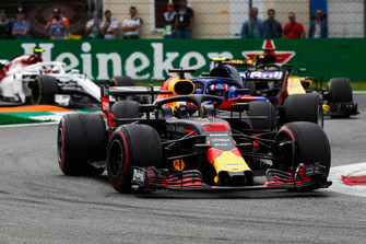 Daniel Ricciardo, Red Bull Racing RB14, leads Pierre Gasly, Toro Rosso STR13, Nico Hulkenberg, Renault Sport F1 Team R.S. 18, and Charles Leclerc, Sauber C37