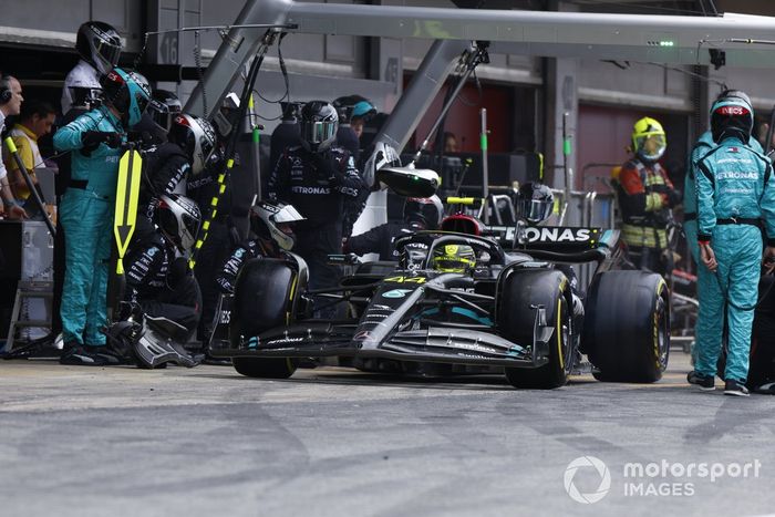Lewis Hamilton, Mercedes F1 W14, hace una parada