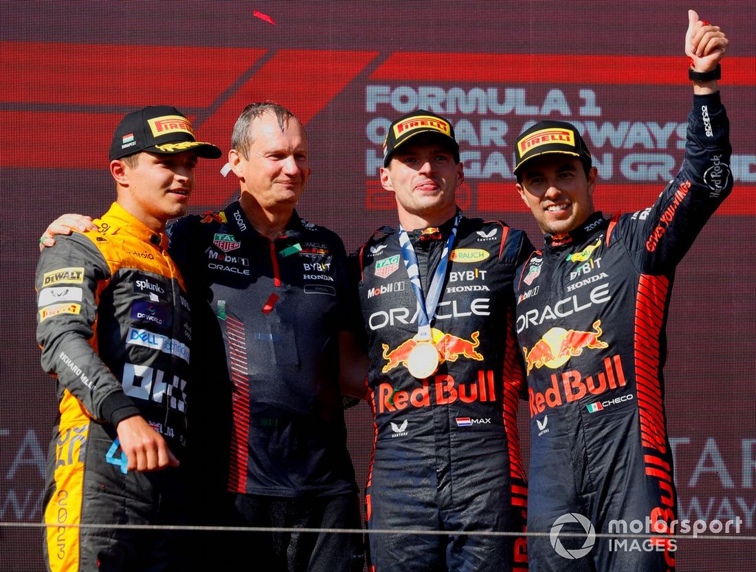 Lando Norris, McLaren, 2ª posición, Paul Monaghan, Ingeniero Jefe, Red Bull Racing, Max Verstappen, Red Bull Racing, 1ª posición, Sergio Pérez, Red Bull Racing, 3ª posición, en el podio.