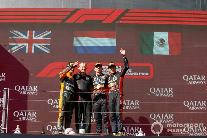 Lando Norris, McLaren, 2ª posición, Paul Monaghan, Ingeniero Jefe, Red Bull Racing, Max Verstappen, Red Bull Racing, 1ª posición, Sergio Pérez, Red Bull Racing, 3ª posición, en el podio.