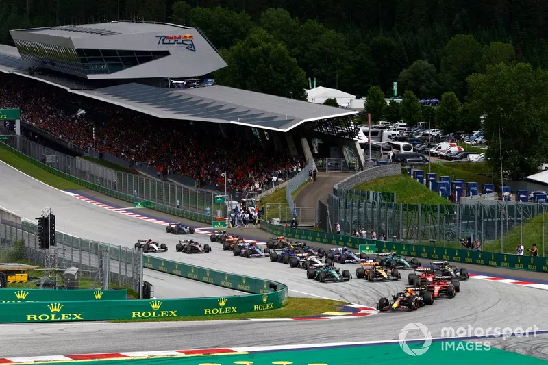 Max Verstappen, Red Bull Racing RB19, Charles Leclerc, Ferrari SF-23, Carlos Sainz, Ferrari SF-23, Lando Norris, McLaren MCL60, Lewis Hamilton, Mercedes F1 W14, il resto dello schieramento al via