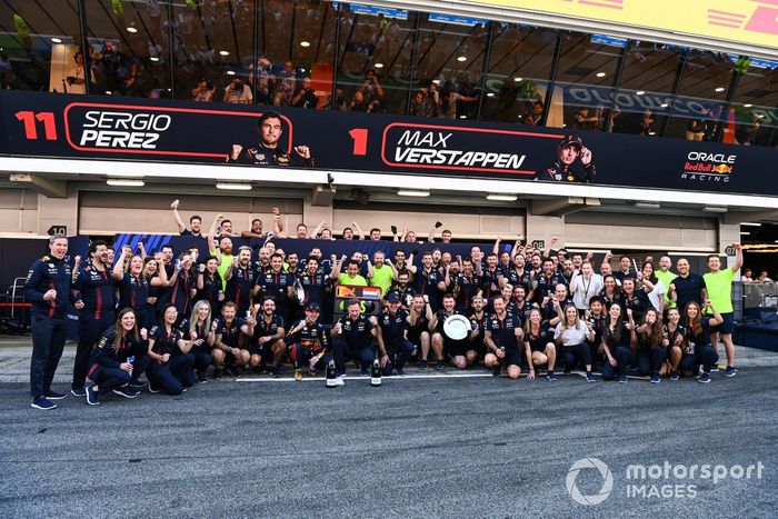 Max Verstappen, Red Bull Racing, 1ª posición, Christian Horner, director del equipo, Red Bull Racing, Adrian Newey, director de tecnología, Red Bull Racing, el equipo Red Bull celebra la victoria.