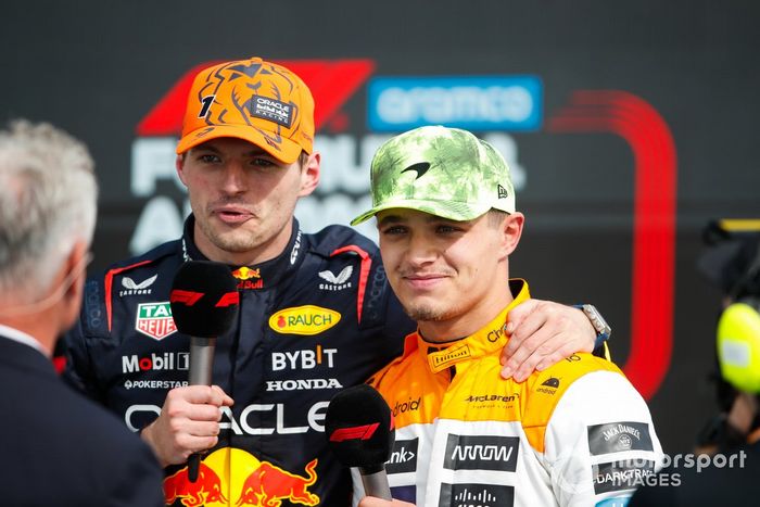 Max Verstappen, Red Bull Racing, 1ª posición, Lando Norris, McLaren, 2ª posición, son entrevistados tras la carrera