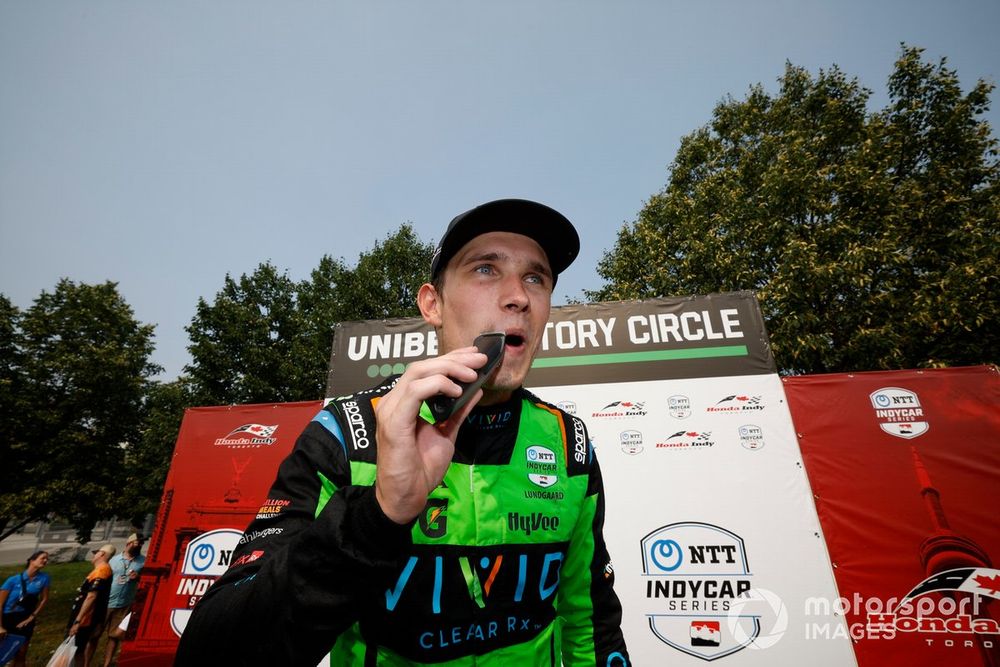 Christian Lundgaard houdt zich aan zijn deel van een weddenschap en scheert zijn snor af na de winst in Toronto.