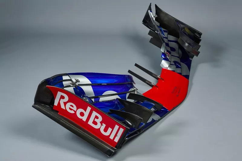 Un aileron avant Toro Rosso