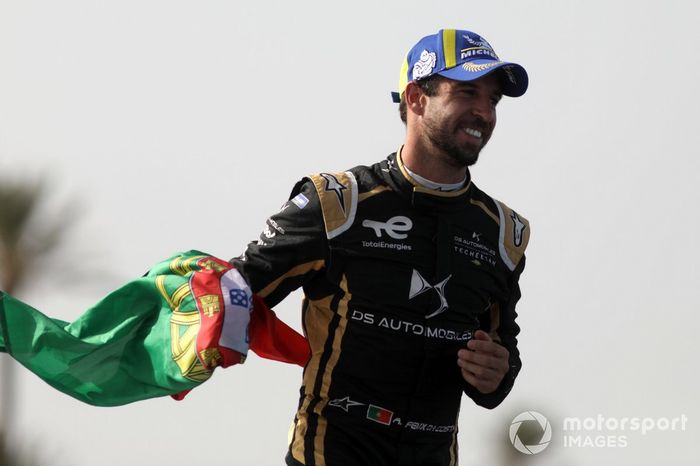 Antonio Felix da Costa, DS Techeetah, DS E-Tense FE21, 2ª posición, celebra en el podio