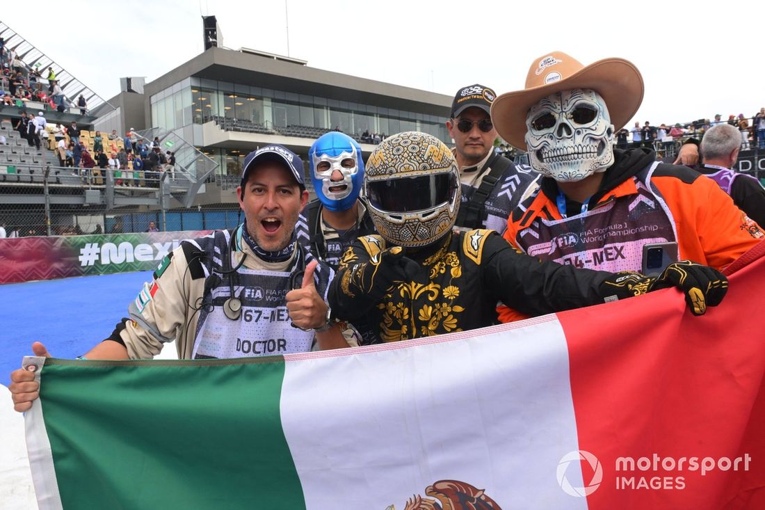 Mario Achi i marszałkowie trzymają meksykańską flagę