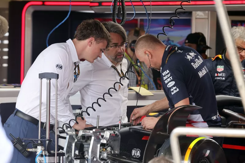 Les délégués de la FIA contrôlent la Red Bull Racing RB20 de Max Verstappen
