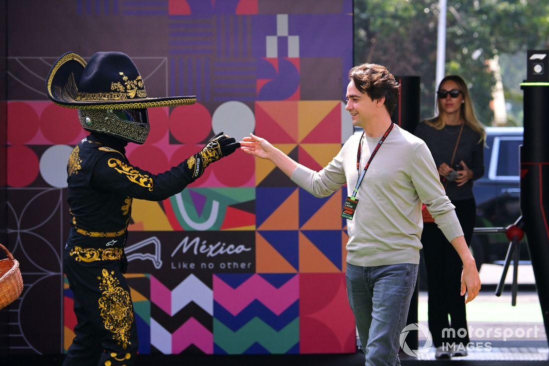 Esteban Gutiérrez, embajador de la marca Mercedes-AMG F1 Team, saluda a Mario Achi a su llegada a la pista. 