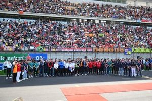 Drivers and team personnel gather to remember the late Eddie Jordan