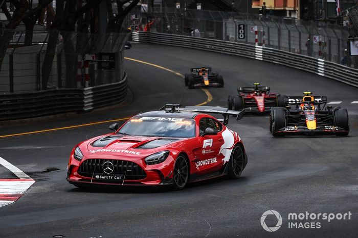 El coche de seguridad Sergio Pérez, Red Bull Racing RB18, Carlos Sainz, Ferrari F1-75,y Max Verstappen, Red Bull Racing RB18