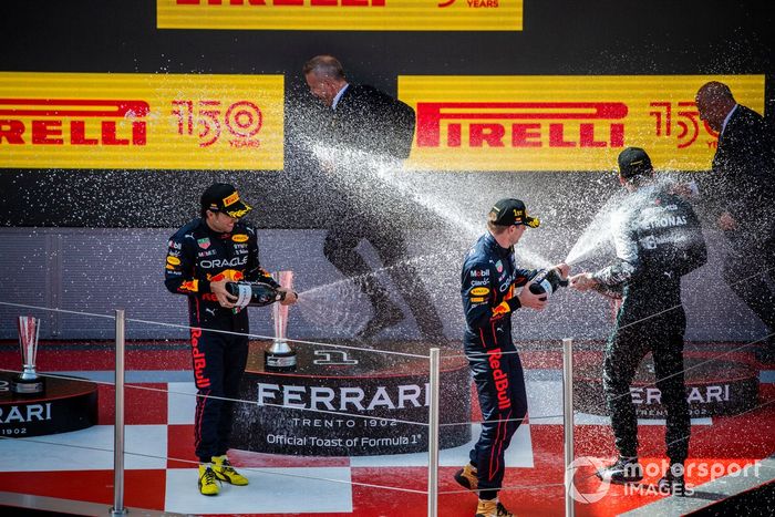 Podio: segundo lugar Sergio Pérez, Red Bull Racing, ganador Max Verstappen, Red Bull Racing, y tercer lugar George Russell, Mercedes-AMG