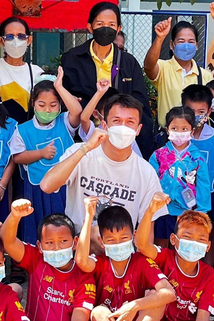 Alex Albon visita a los niños del orfanato Wat Sakaeo de Tailandia