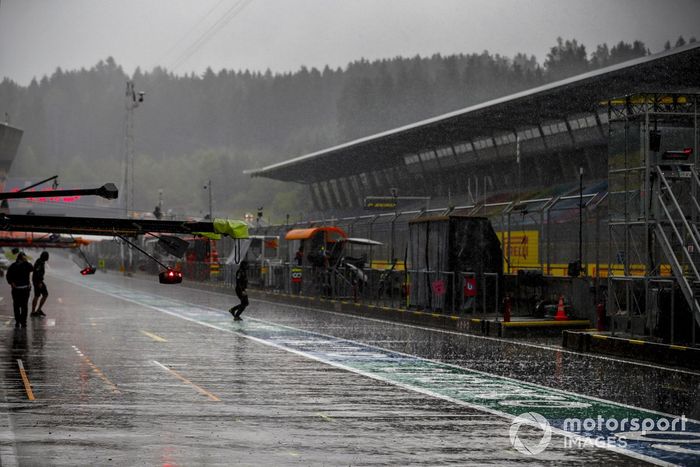 Lluvia en el pitlane