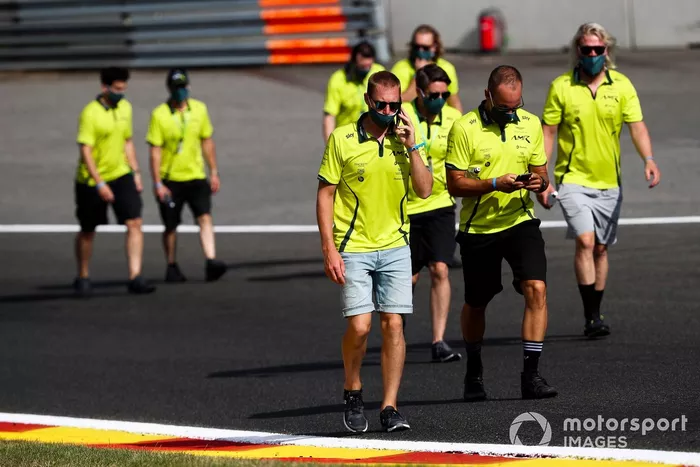El equipo de Aston Martin Racing caminan por el circuito
