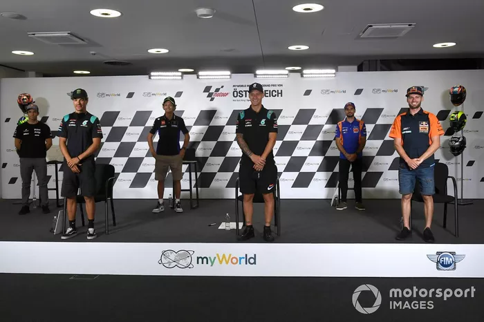 Johann Zarco, Avintia Racing, Franco Morbidelli, Petronas Yamaha SRT, Valentino Rossi, Yamaha Factory Racing, Fabio Quartararo, Petronas Yamaha SRT, Miguel Oliveira, Red Bull KTM Tech 3, Brad Binder, Red Bull KTM Factory Racing con el dibujo del circuito que hicieron con los ojos vendados