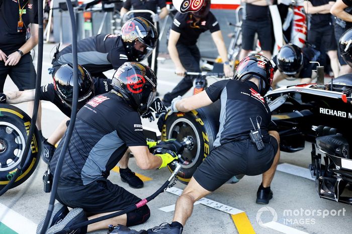 Los mecánicos de Haas practican un pitstop