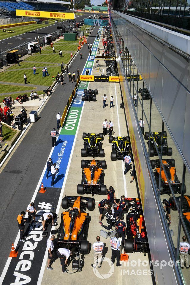Los monoplazas de Esteban Ocon, Renault F1 Team R.S.20, Daniel Ricciardo, Renault F1 Team R.S.20, Carlos Sainz Jr., McLaren MCL35, Lando Norris, McLaren MCL35, Max Verstappen, Red Bull Racing RB16, en Parc Ferme