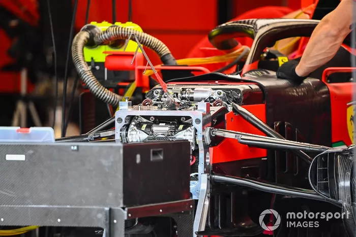 Detalle de la suspensión delantera del Ferrari SF1000