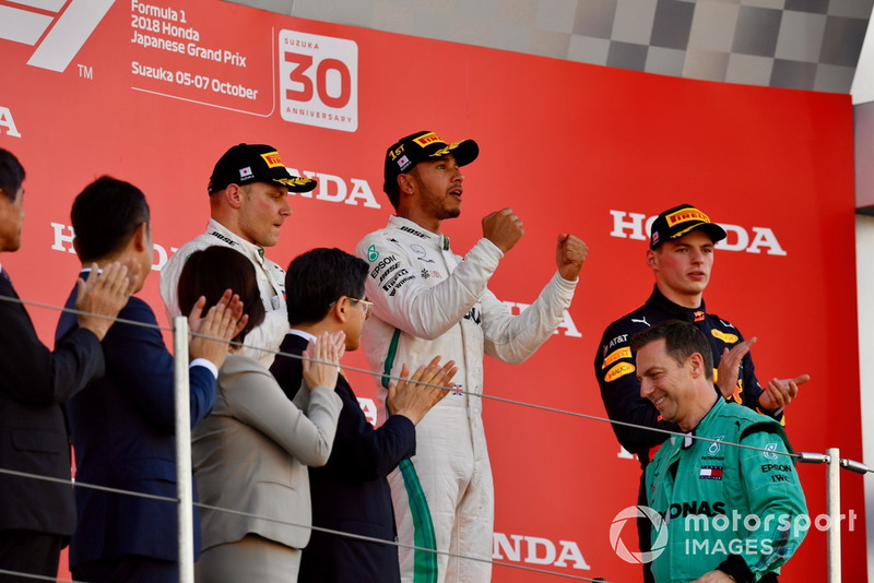 Валттері Боттас, Mercedes AMG F1, Льюіс Хемілтон, Mercedes AMG F1, та Макс Ферстаппен, Red Bull Racing, святкую на подіумі