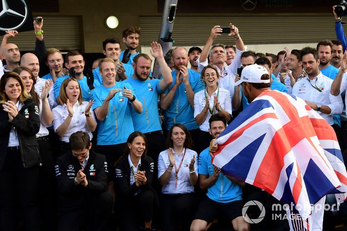 Lewis Hamilton, Mercedes AMG F1, celebra su quinto mundial con el equipo