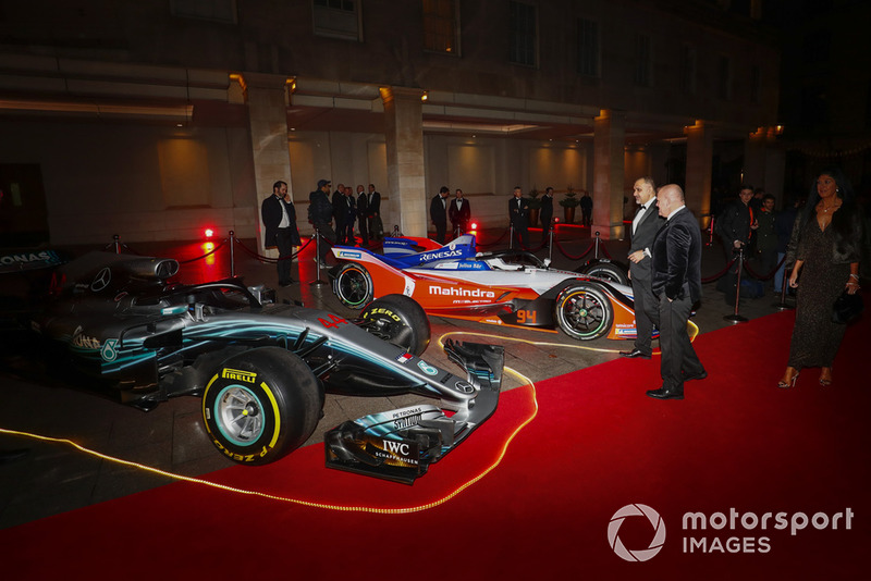 Автомобиль Формулы 1 команды Mercedes и автомобиль Формулы E команды Mahindra