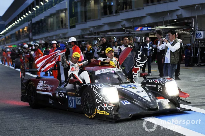 LMP2 ganadores #37 Jackie Chan DC Racing Oreca 07 Gibson: Jazeman Jaafar, Weiron Tan, Nabil Jeffri
