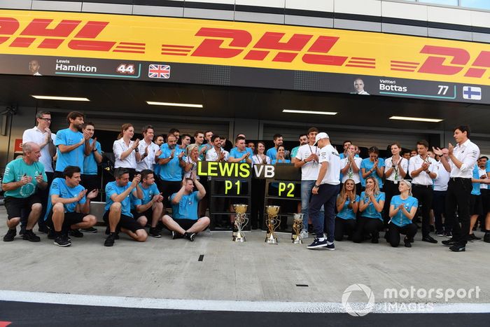 Lewis Hamilton, Mercedes AMG F1 celebra la victoria con Valtteri Bottas, Mercedes AMG F1, George Russell, Mercedes AMG F1 y el equipo