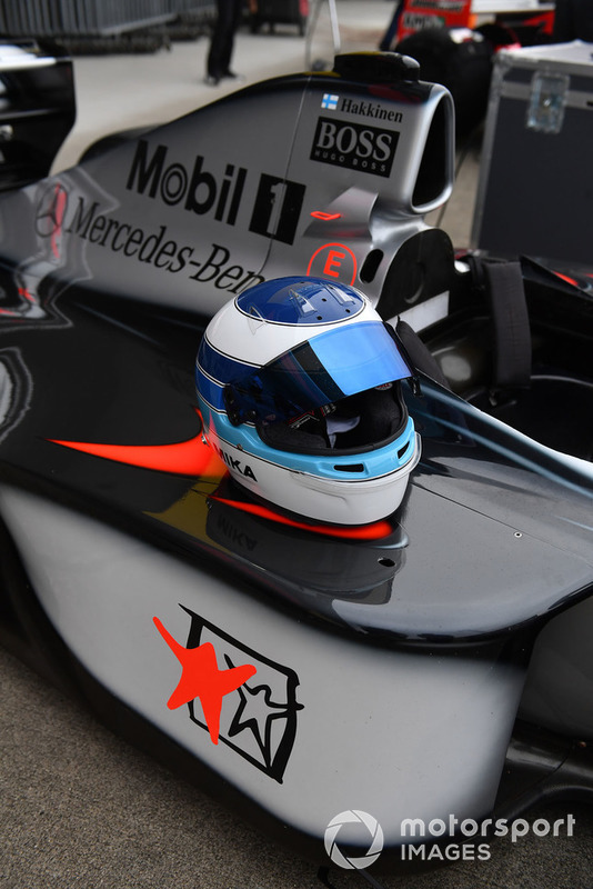 Mika Häkkinen pilote la McLaren MP4/13 à Suzuka