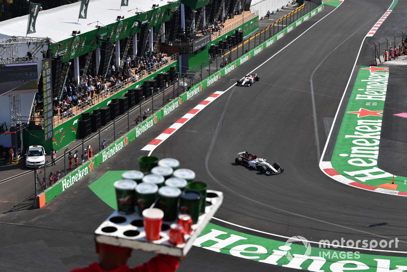 Venditore di birra, Marcus Ericsson, Sauber C37 e Charles Leclerc, Sauber C37
