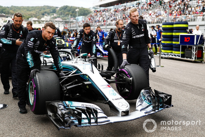 Valtteri Bottas, Mercedes AMG F1 W09, rueda sobre la parrilla
