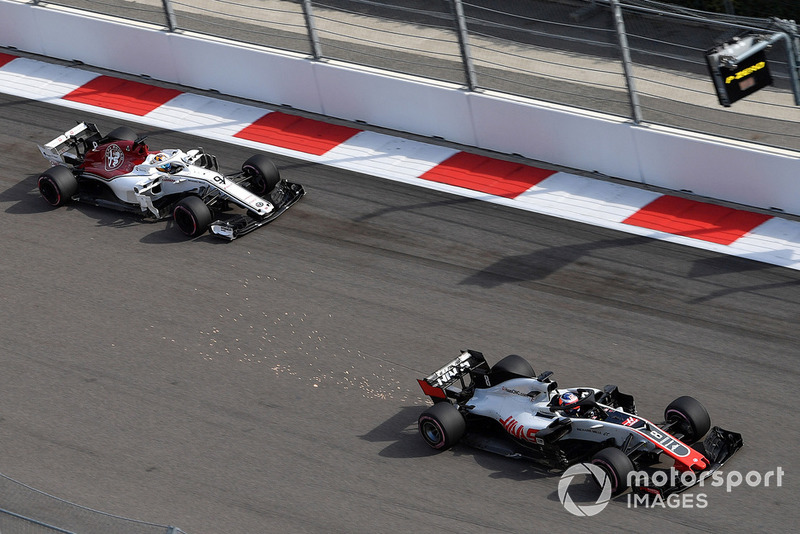 Romain Grosjean, Haas F1 Team VF-18 ve Marcus Ericsson, Sauber C37