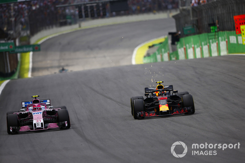 Max Verstappen, Red Bull Racing RB14 Tag Heuer, overtakes Esteban Ocon, Force India VJM11 Mercedes, before the pair make contact.