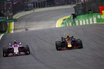 Max Verstappen, Red Bull Racing RB14 Tag Heuer, Esteban Ocon, Force India VJM11 Mercedes, temas yaşanmadan önce