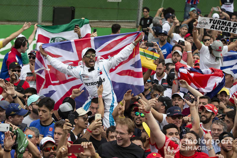 Lewis Hamilton, fan de Mercedes AMG F1 y bandera de la Unión y los fanáticos celebran