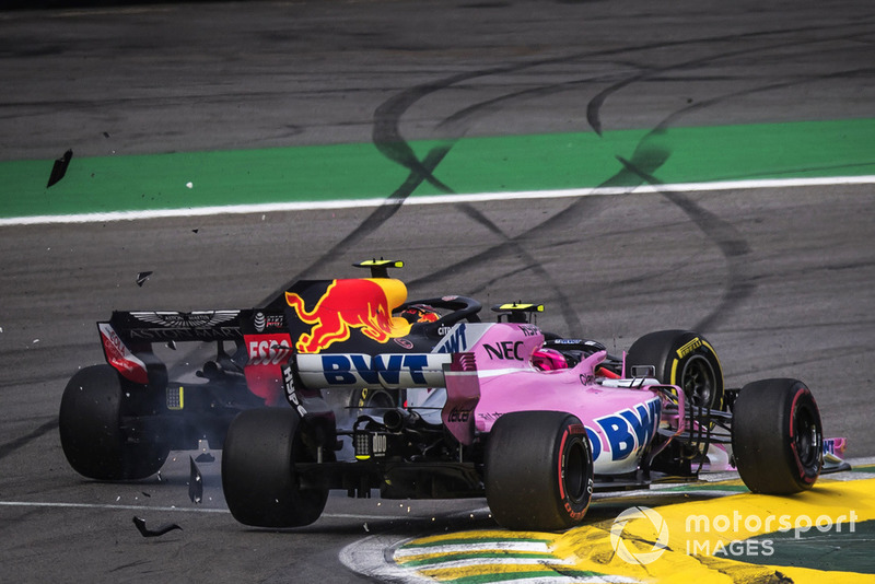 Le leader Max Verstappen, Red Bull Racing RB14 s'accroche avec Esteban Ocon, Racing Point Force India VJM11