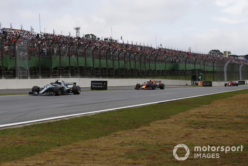 Valtteri Bottas, Mercedes AMG F1 W09 EQ Power+ leads Max Verstappen, Red Bull Racing RB14 and Kimi Raikkonen, Ferrari SF71H 