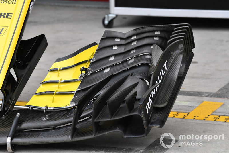Tampilan dekat sayap depan Renault R.S.18. Perhatikan sirip-sirip vertikal yang terpasang berbaris di bagian endplate.