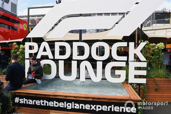 Cartel del Paddock Lounge de la F1