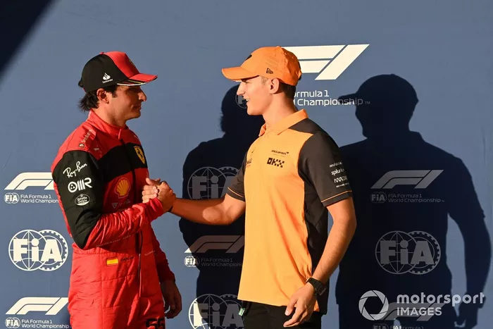 El hombre de la pole Carlos Sainz, Ferrari, recibe el premio Pirelli Pole Position de manos de Alex Palou, McLaren