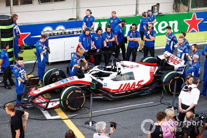 Mecánicos en la parrilla del Sprint con el coche de Kevin Magnussen, Haas VF-22