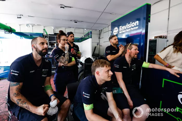 El equipo Envision Racing observa los monitores
