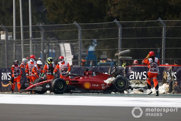 Oficiales de pista retiran el coche de Charles Leclerc, Ferrari F1-75, del circuito tras un accidente en la FP2