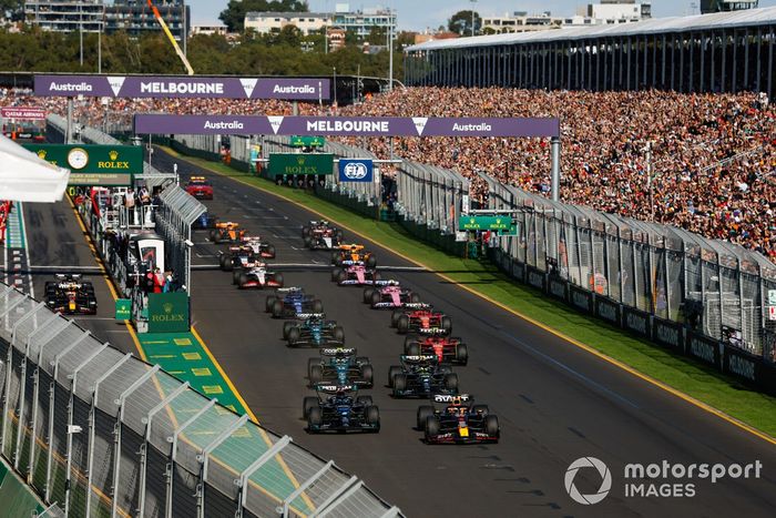 Max Verstappen, Red Bull Racing RB19, George Russell, Mercedes F1 W14, Lewis Hamilton, Mercedes F1 W14, Fernando Alonso, Aston Martin AMR23, Carlos Sainz, Ferrari SF-23, el resto de la parrilla en la salida.
