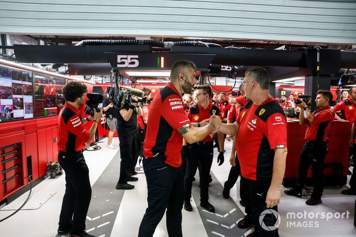 Los miembros del equipo Ferrari celebran la pole en la sesión de clasificación